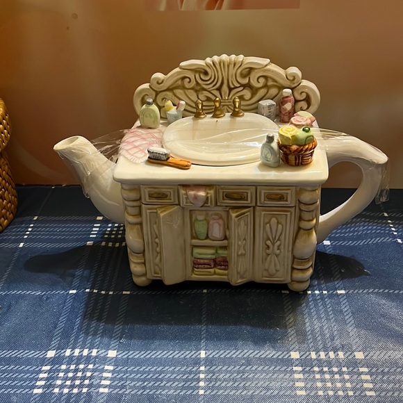 Cardinal inc. Kitchen Tea Pot Bathroom Vanity Teapot Vanity Teapot Poshmark